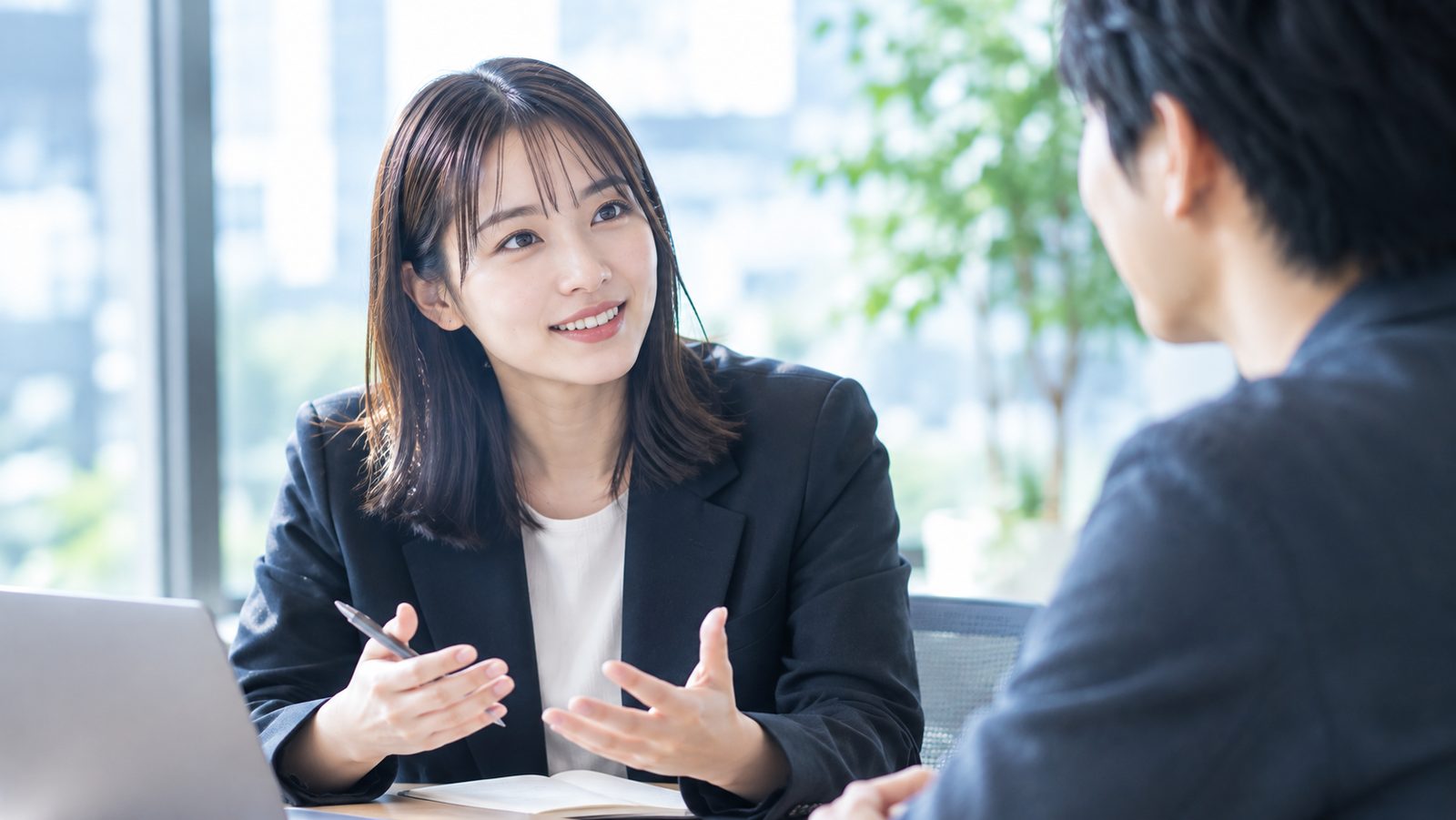 質問に笑顔で答える採用担当者