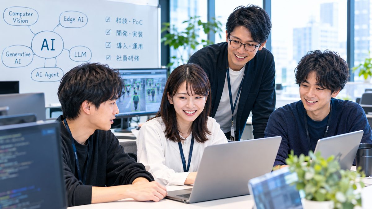 ノートPCを囲み、笑顔で打ち合わせをするアプリズムのエンジニアとメンバー